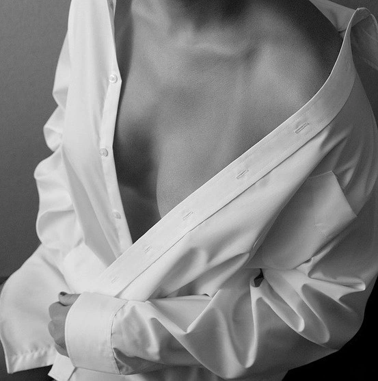 Editorial B&N — camisa blanca abierta, cirugía de mama