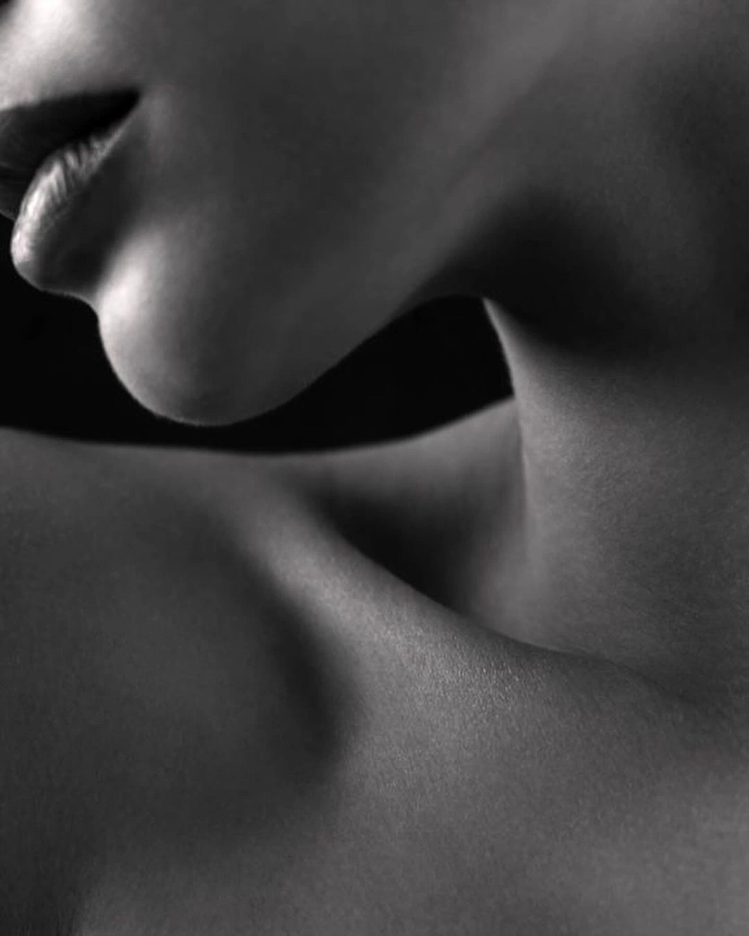 Perfil de cuello y mandíbula — facelift y neck lift