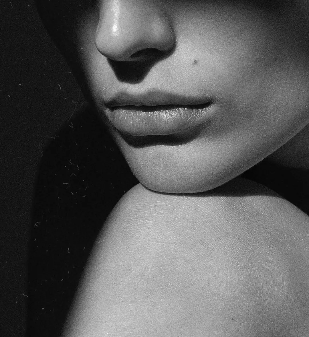 Detalle de rostro — rejuvenecimiento facial natural