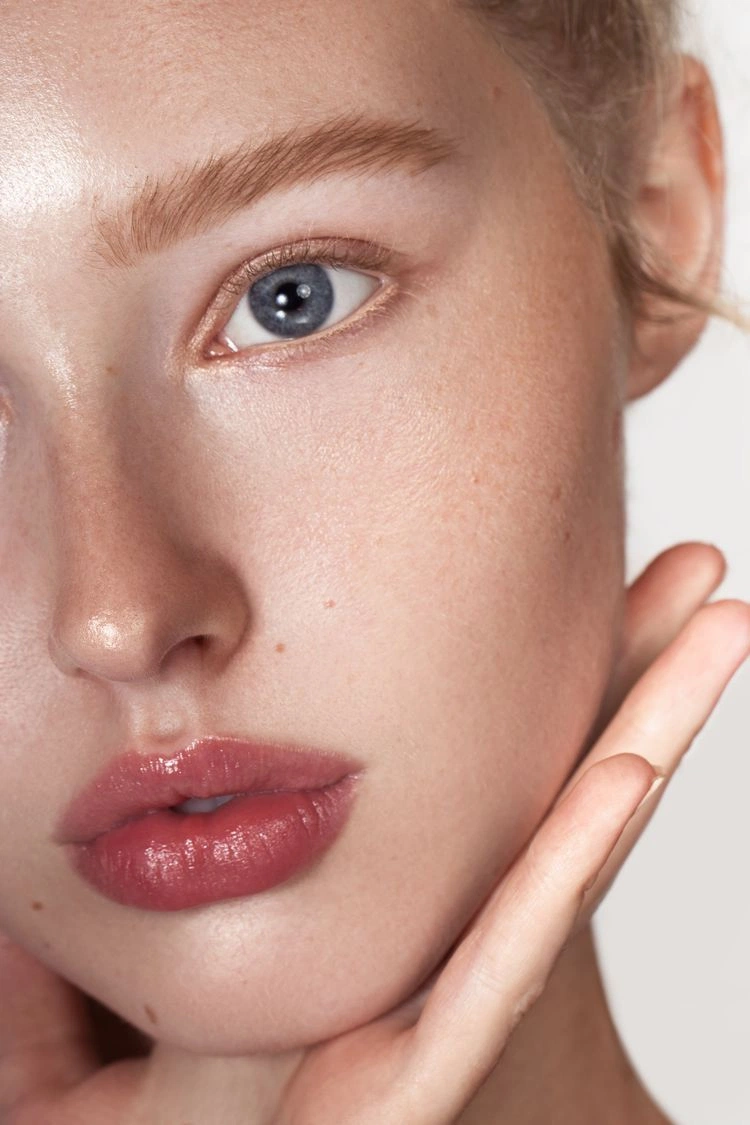 Editorial B&N — retrato cercano de ojo y labios, rejuvenecimiento facial