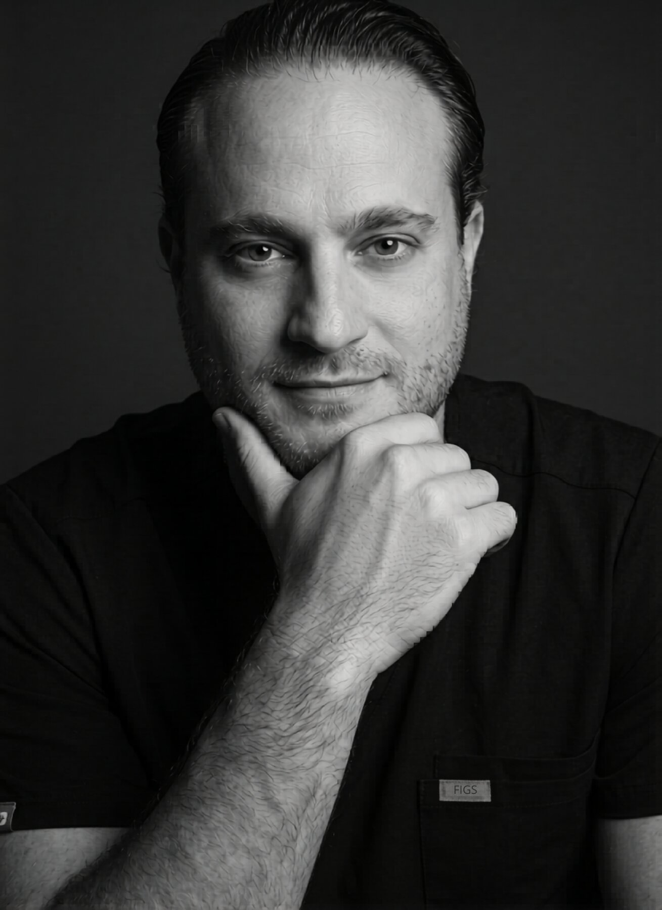 Dr. Mau Baley retrato editorial en blanco y negro